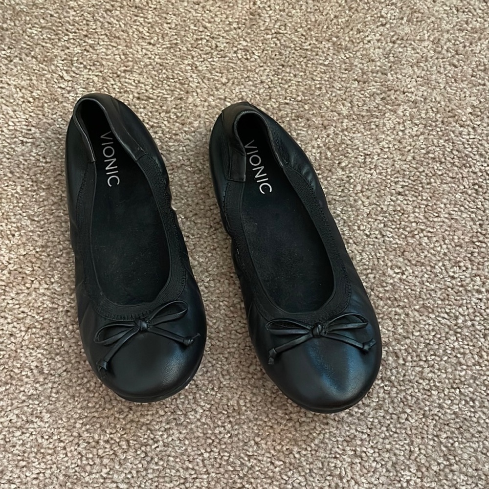 Vionic Spark Marie’s Black Flats